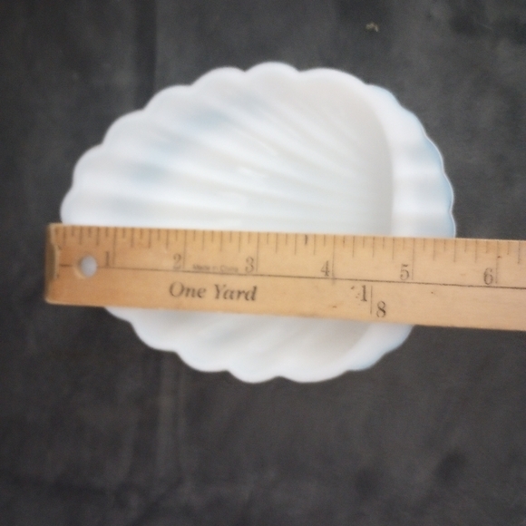 Vintage Milk Glass Shell Trinket Dish/Soap Dish Size 4x6 EUC - Picture 7 of 7